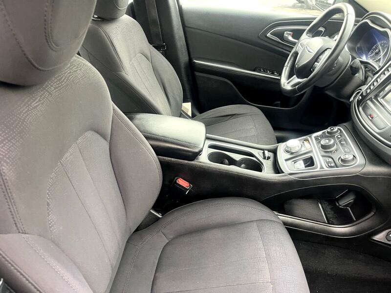 2015 Chrysler 200 Image 9