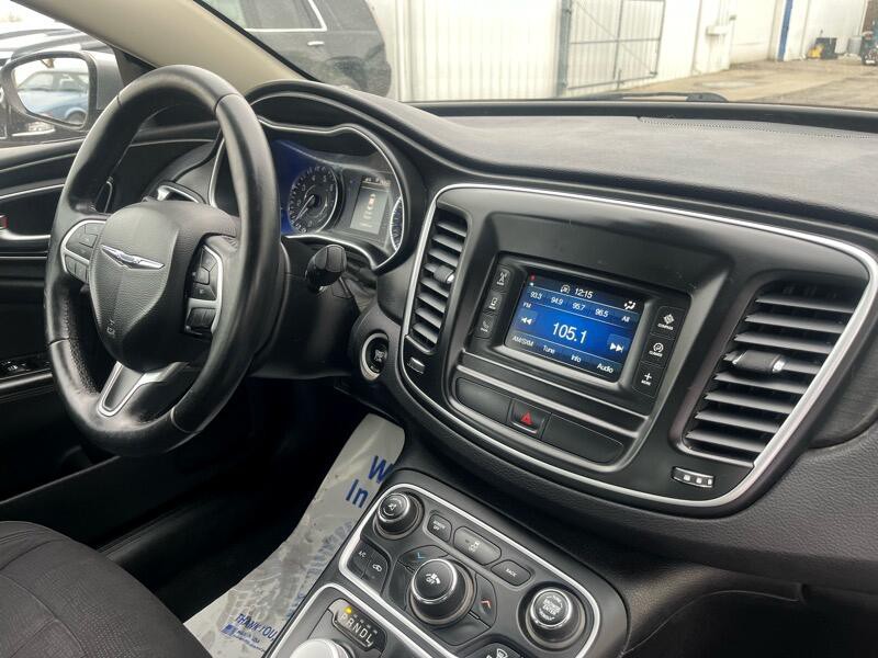 2015 Chrysler 200 Image 10