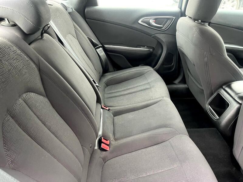 2015 Chrysler 200 Image 11
