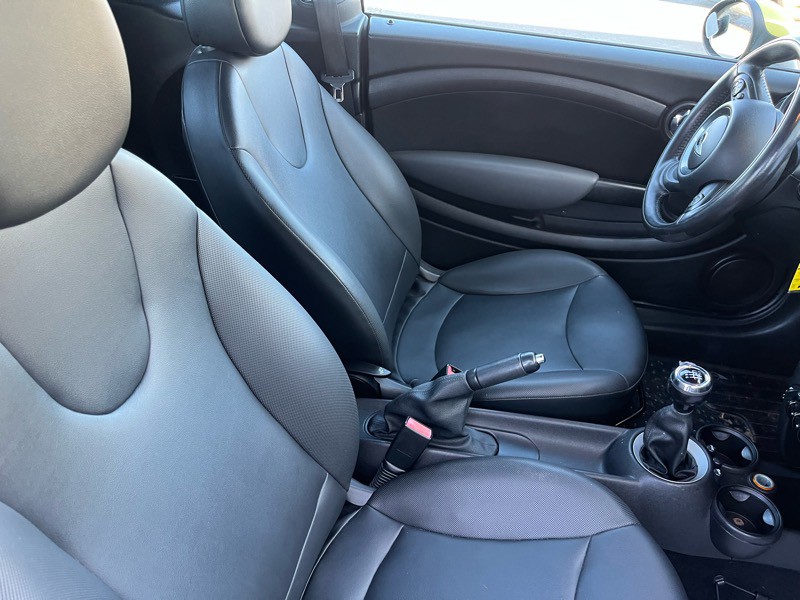 2011 MINI Cooper Image 9