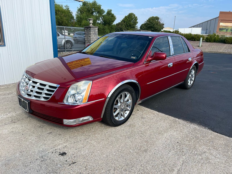 2011 Cadillac DTS Image 2