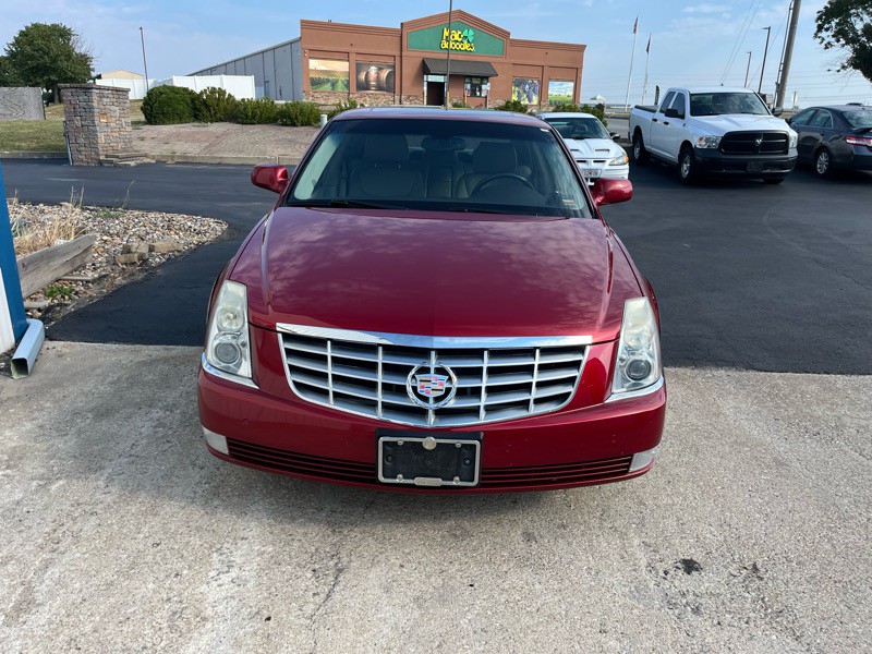 2011 Cadillac DTS Image 3