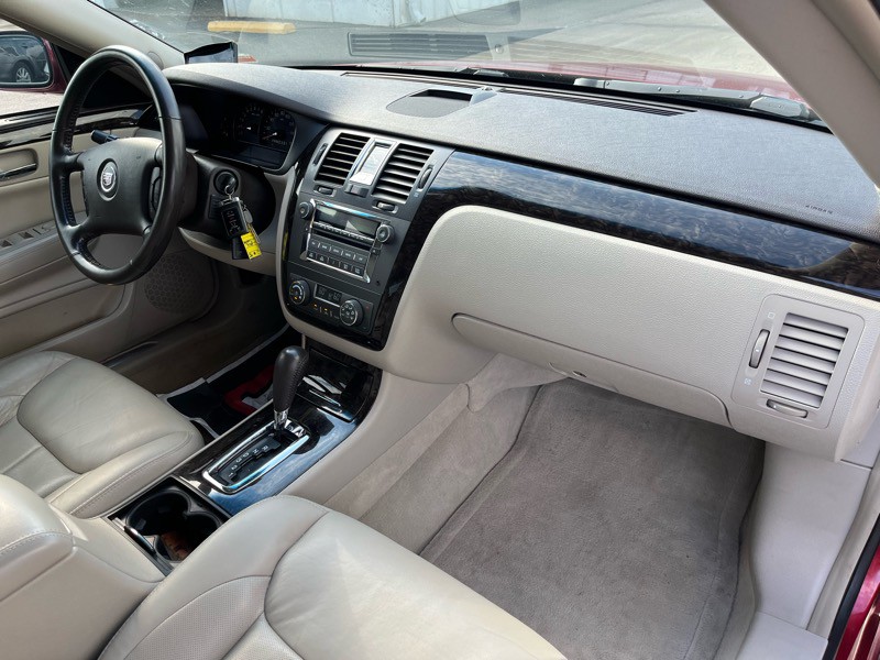 2011 Cadillac DTS Image 8