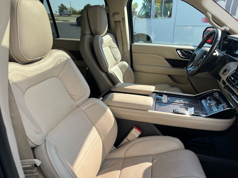 2019 Lincoln Navigator Image 9