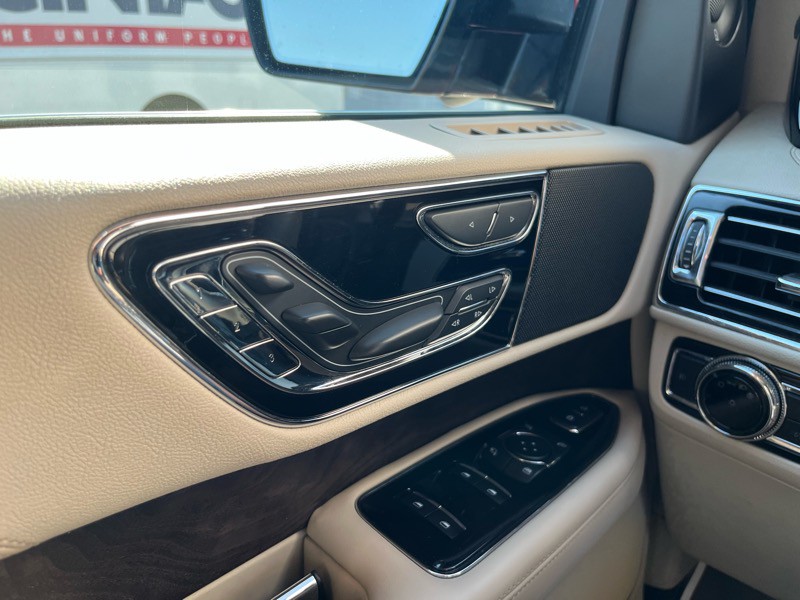 2019 Lincoln Navigator Image 24
