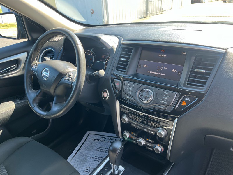 2017 Nissan Pathfinder Image 11