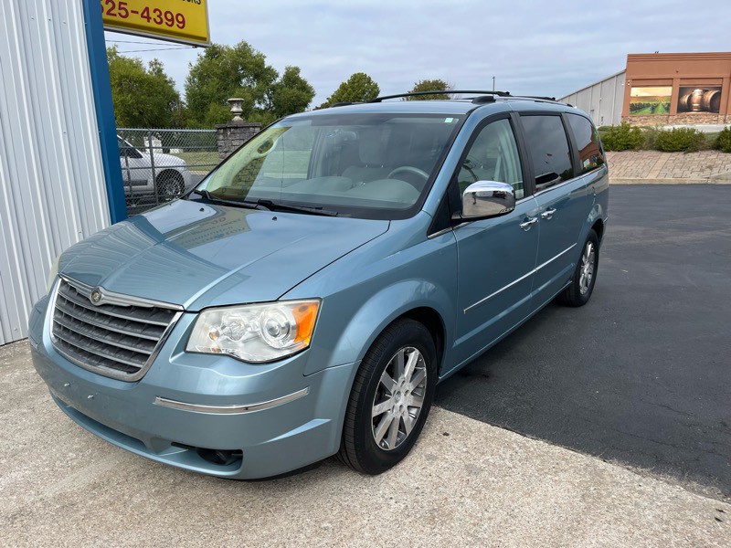 2009 Chrysler Town & Country Image 2