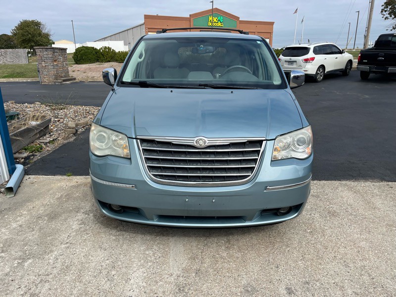 2009 Chrysler Town & Country Image 3