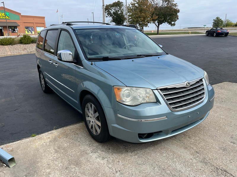 2009 Chrysler Town & Country Image 4