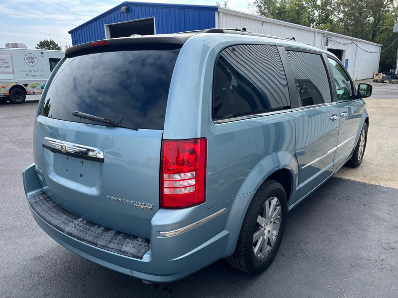 2009 Chrysler Town & Country Image 5