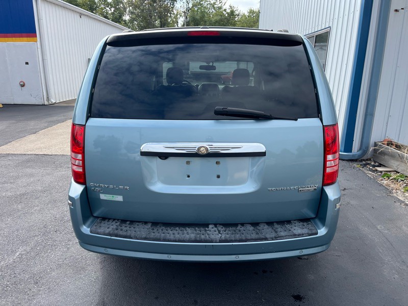 2009 Chrysler Town & Country Image 6