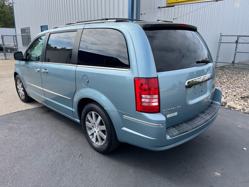 2009 Chrysler Town & Country Image 7