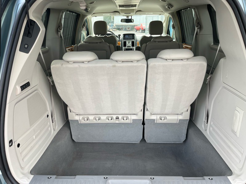 2009 Chrysler Town & Country Image 8