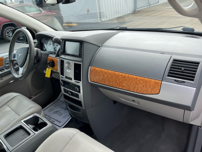 2009 Chrysler Town & Country Image 9