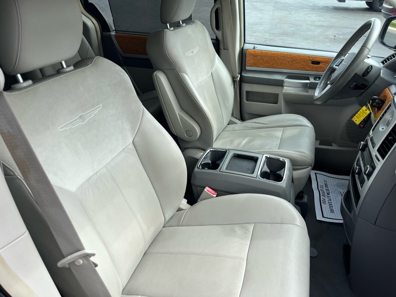 2009 Chrysler Town & Country Image 10