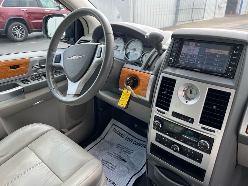 2009 Chrysler Town & Country Image 11