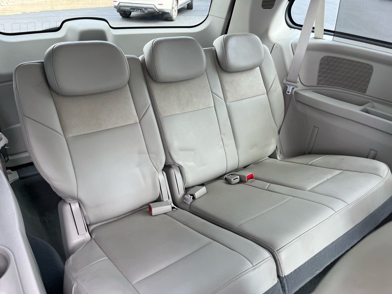 2009 Chrysler Town & Country Image 12