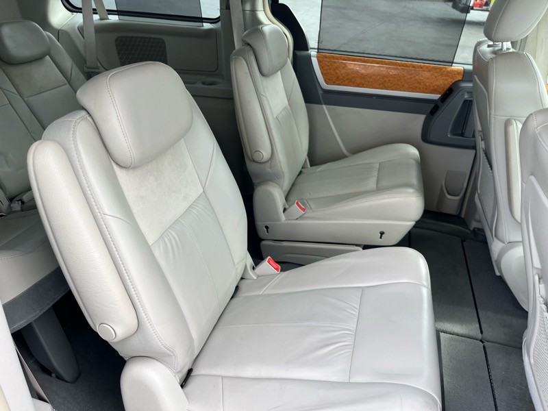 2009 Chrysler Town & Country Image 13