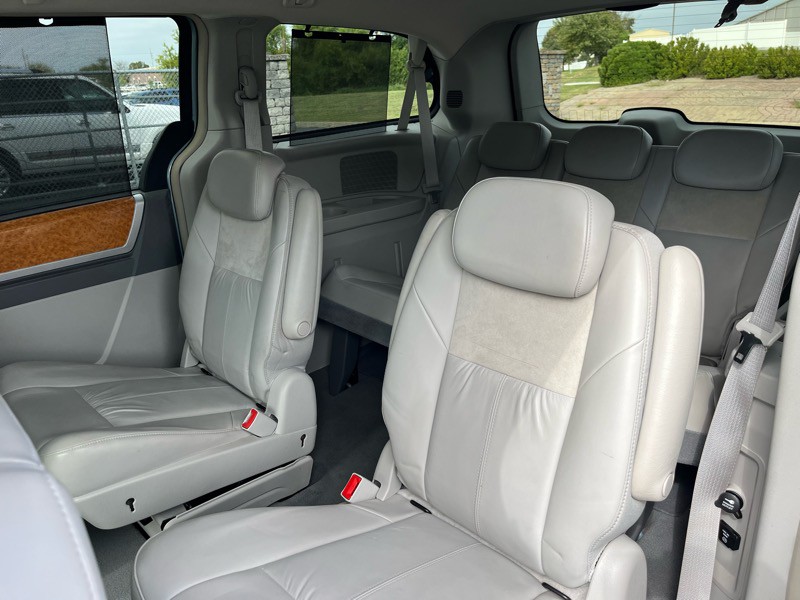 2009 Chrysler Town & Country Image 14