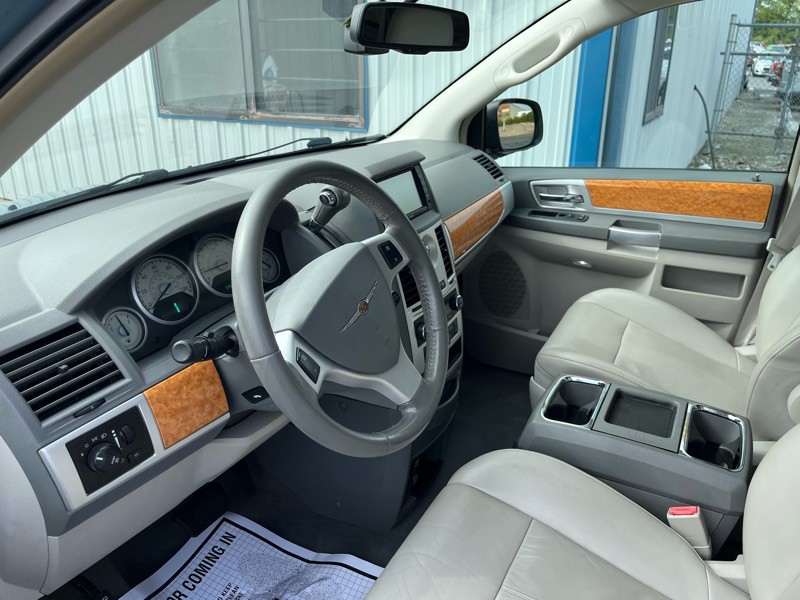 2009 Chrysler Town & Country Image 16