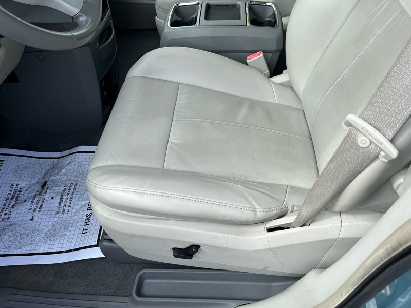 2009 Chrysler Town & Country Image 17
