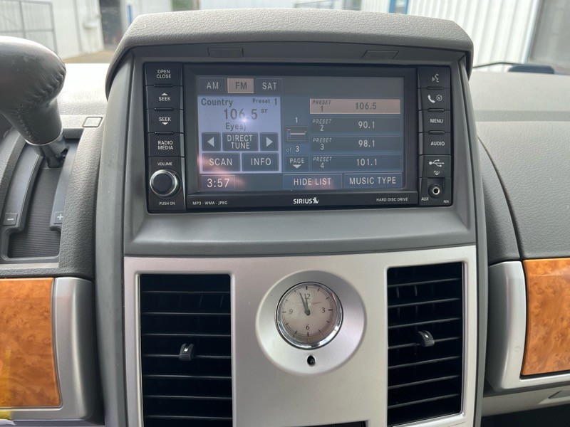 2009 Chrysler Town & Country Image 18