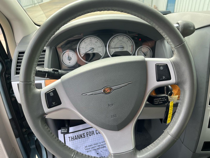 2009 Chrysler Town & Country Image 21