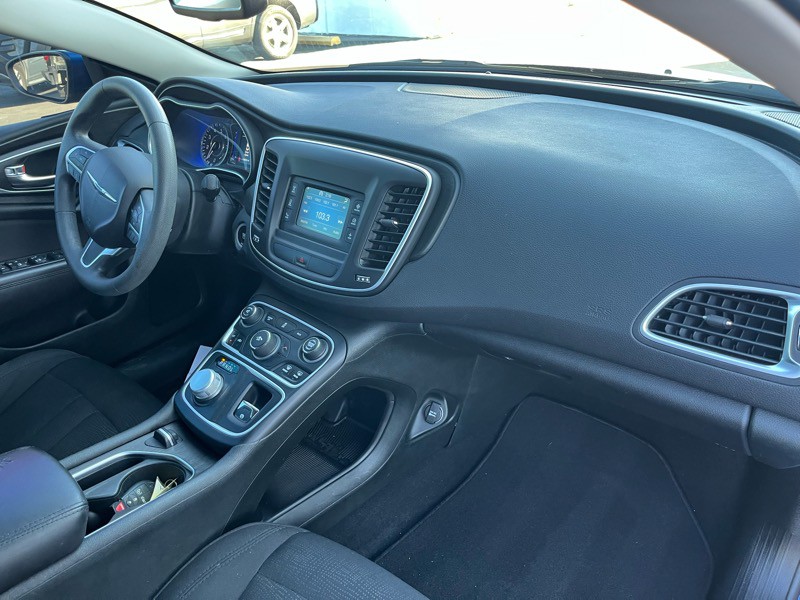 2015 Chrysler 200 Image 8
