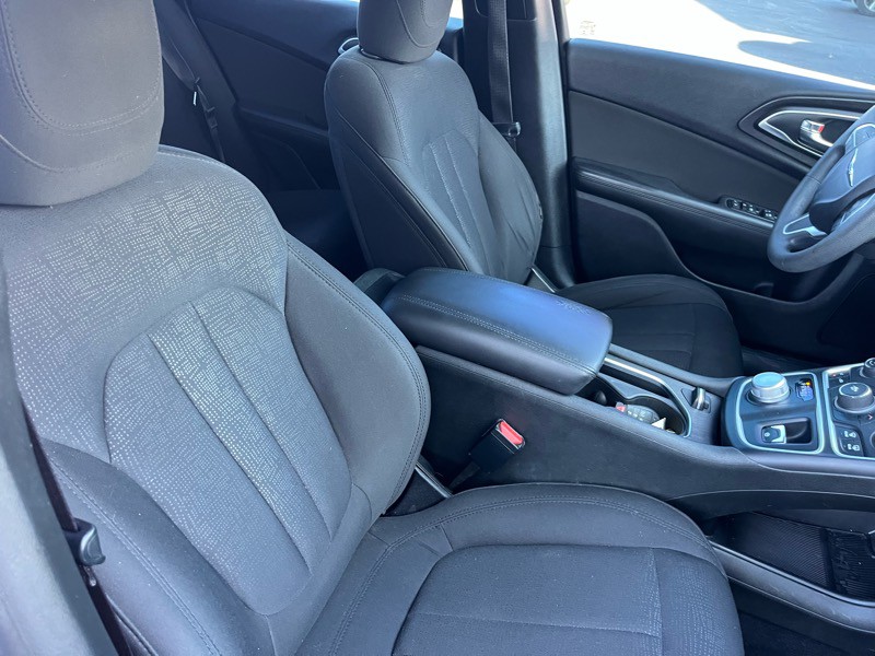 2015 Chrysler 200 Image 9