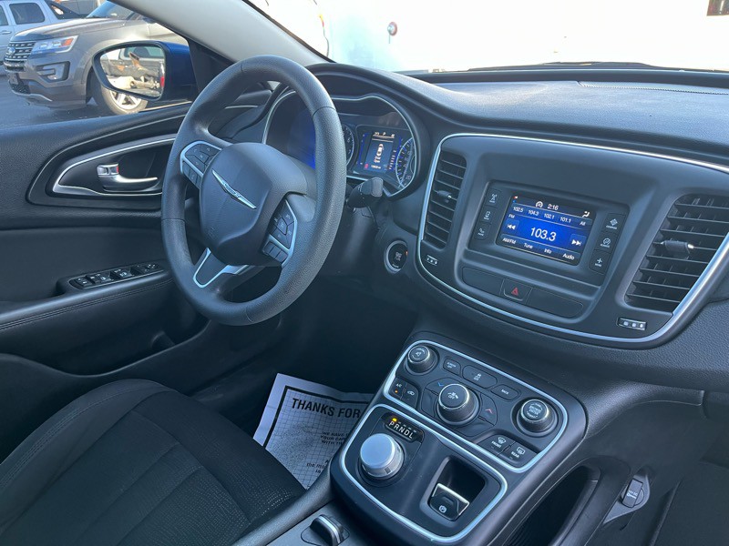 2015 Chrysler 200 Image 10