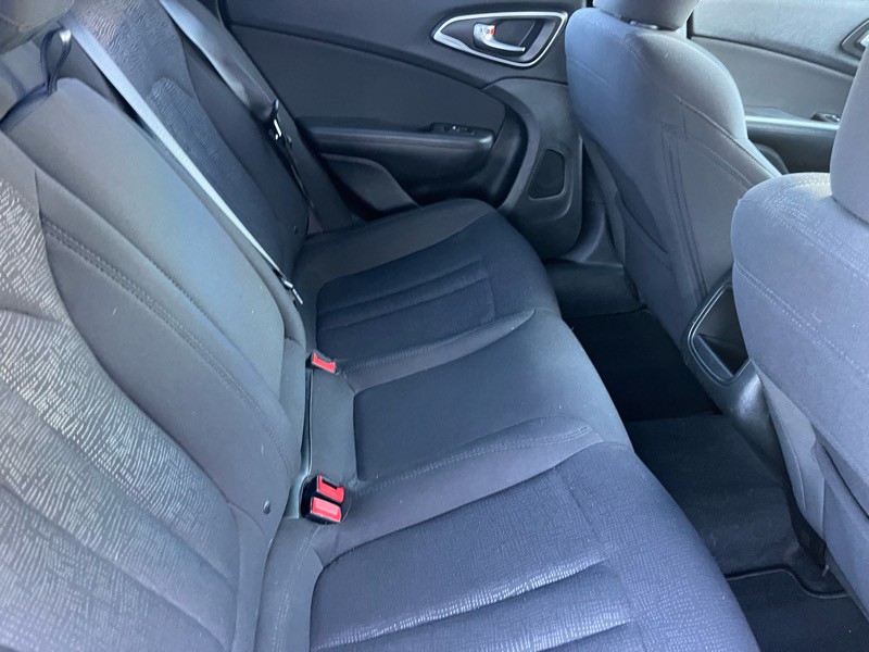 2015 Chrysler 200 Image 11