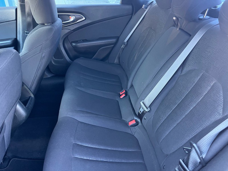 2015 Chrysler 200 Image 12
