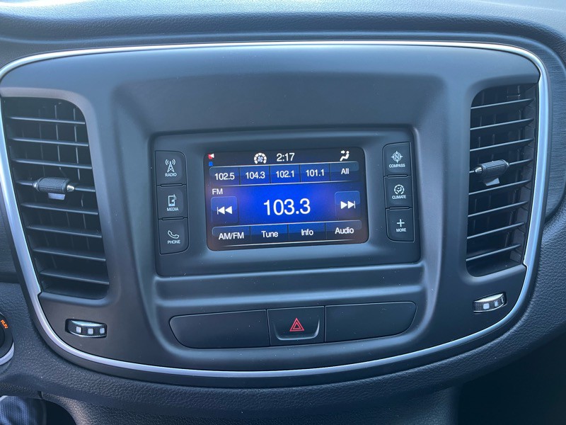 2015 Chrysler 200 Image 15