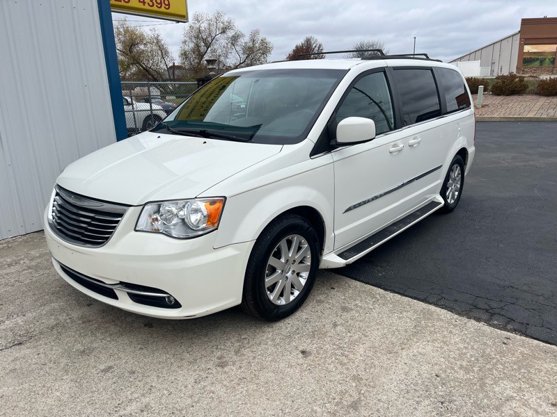 2013 Chrysler Town & Country Image 2
