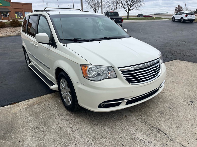 2013 Chrysler Town & Country Image 4