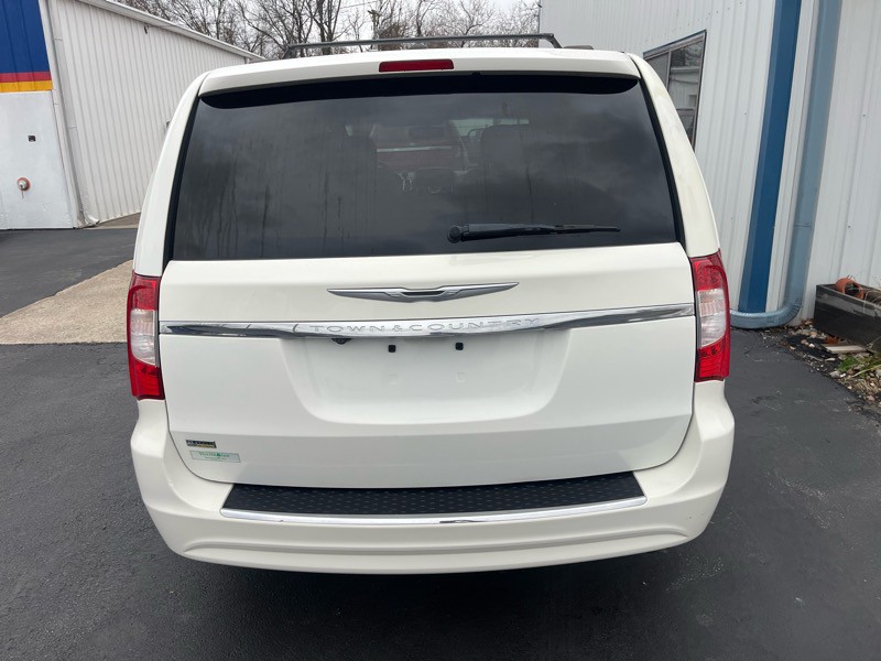 2013 Chrysler Town & Country Image 6