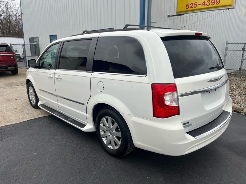 2013 Chrysler Town & Country Image 7