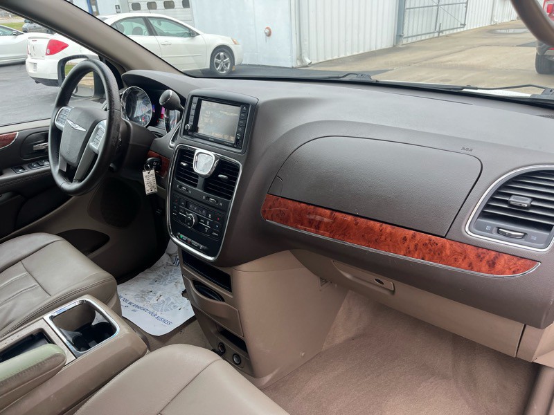 2013 Chrysler Town & Country Image 8