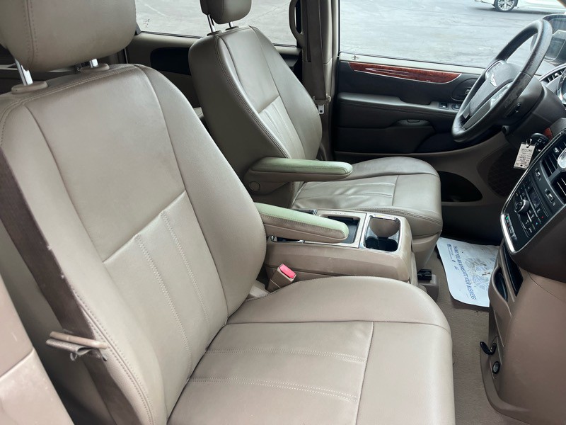 2013 Chrysler Town & Country Image 9