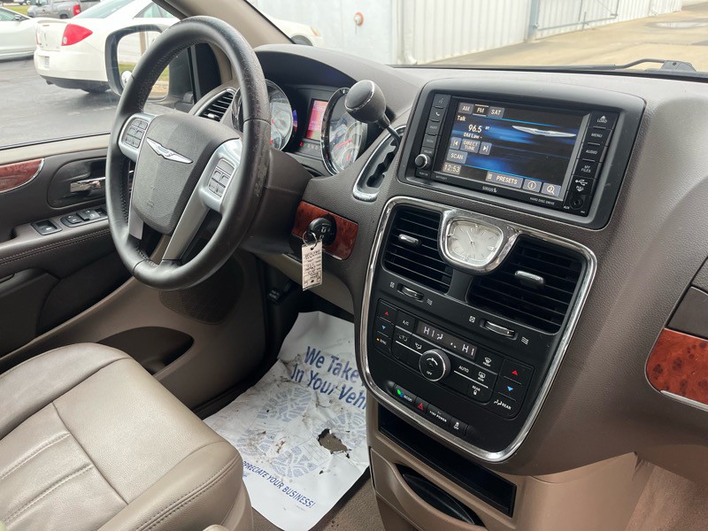 2013 Chrysler Town & Country Image 10