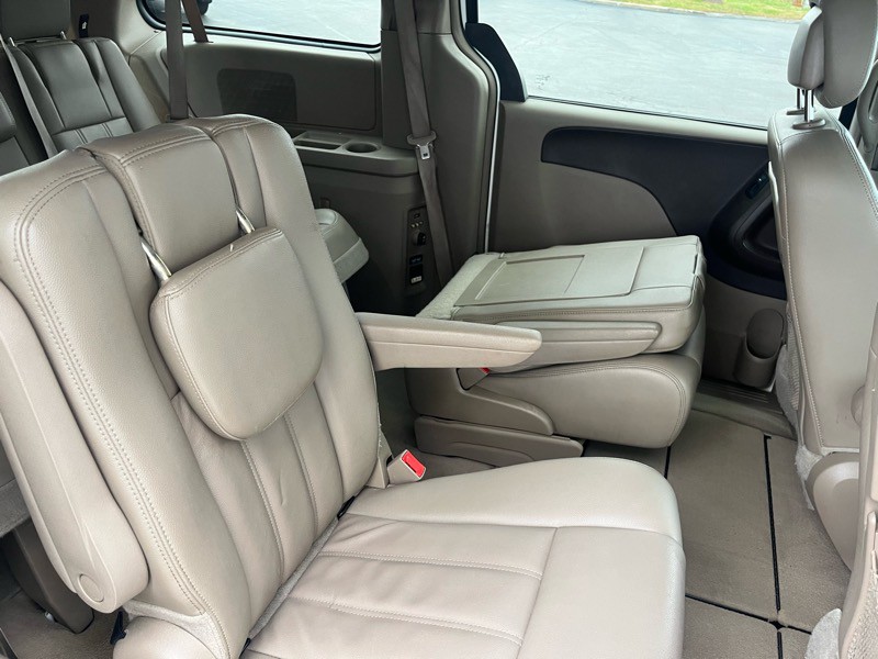 2013 Chrysler Town & Country Image 11