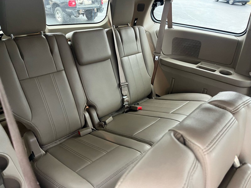 2013 Chrysler Town & Country Image 12