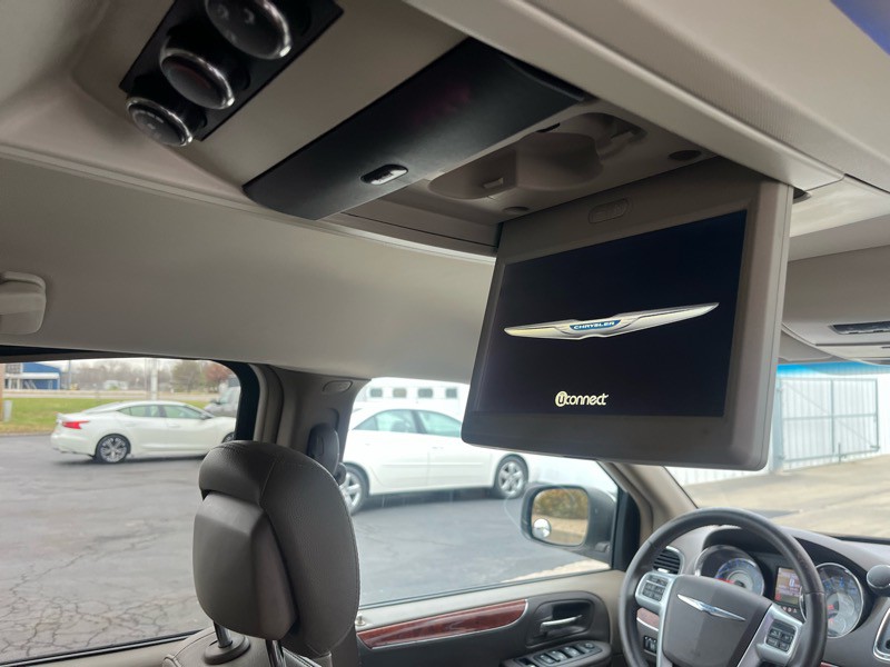 2013 Chrysler Town & Country Image 13