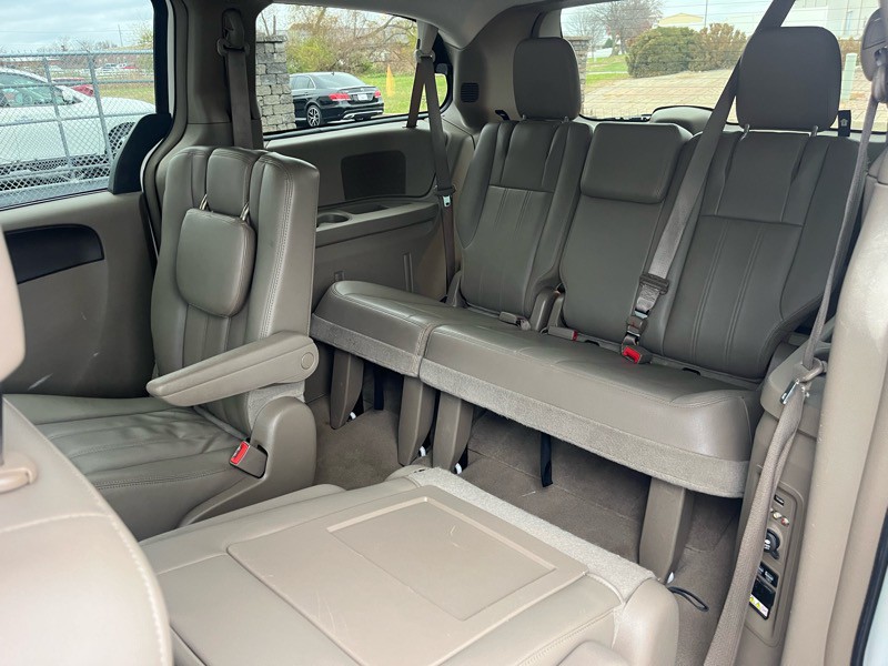 2013 Chrysler Town & Country Image 14