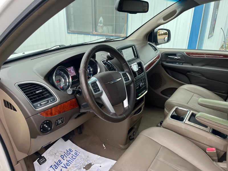 2013 Chrysler Town & Country Image 15