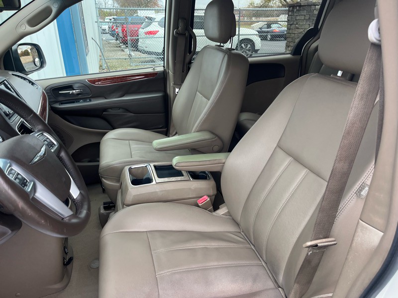 2013 Chrysler Town & Country Image 16