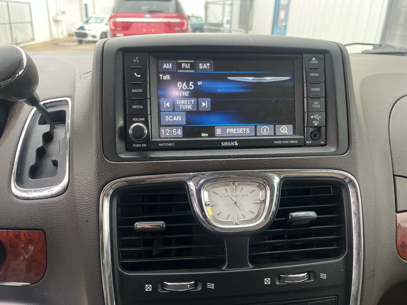 2013 Chrysler Town & Country Image 17