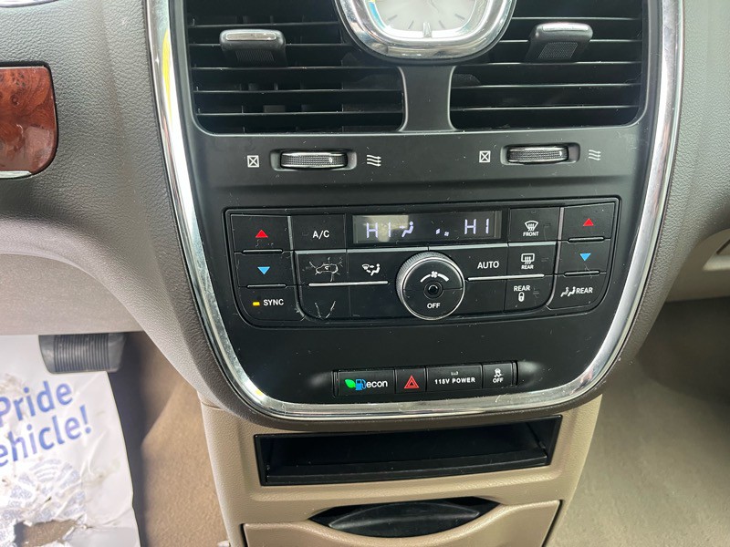 2013 Chrysler Town & Country Image 18