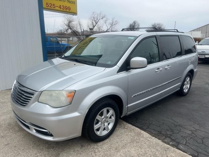 2012 Chrysler Town & Country Image 2
