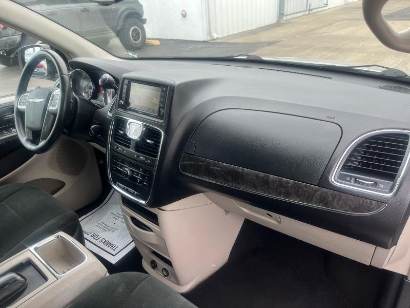 2012 Chrysler Town & Country Image 8